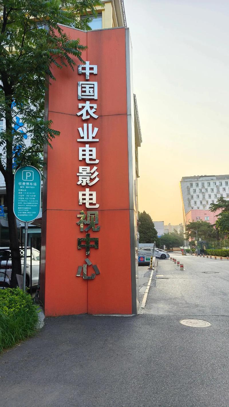 标题：亚洲熟女少妇的魅力穿搭指南，熟龄气质与时尚搭配技巧全解析