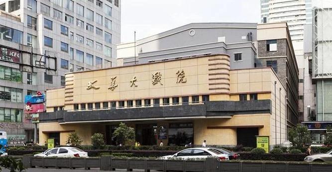 抚摸美女的相关介绍